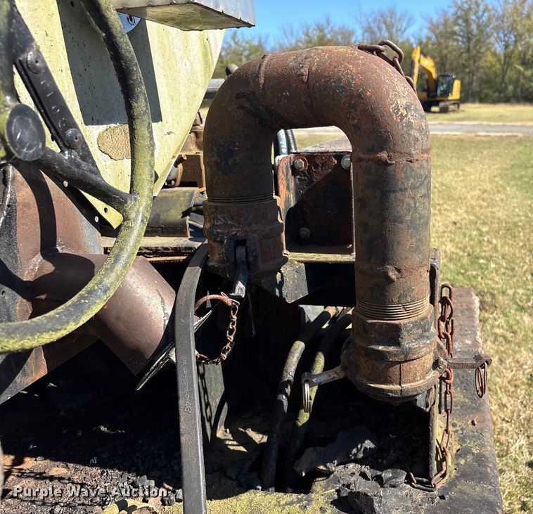 image for item DJ7932 1999 E.D. Etnyre & Co tank trailer