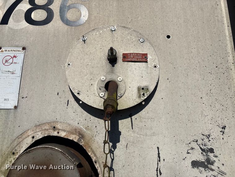 image for item DJ7932 1999 E.D. Etnyre & Co tank trailer