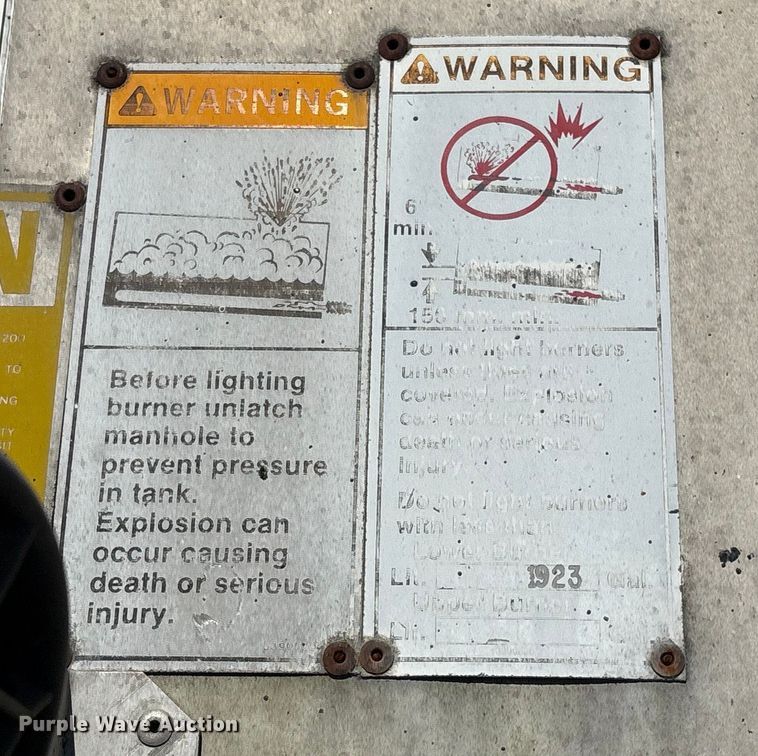 image for item DJ7932 1999 E.D. Etnyre & Co tank trailer