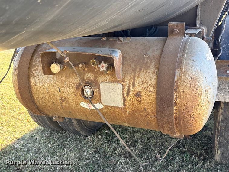 image for item DJ7932 1999 E.D. Etnyre & Co tank trailer