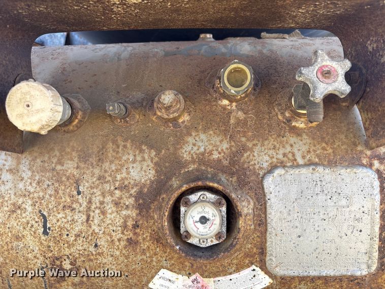 image for item DJ7932 1999 E.D. Etnyre & Co tank trailer