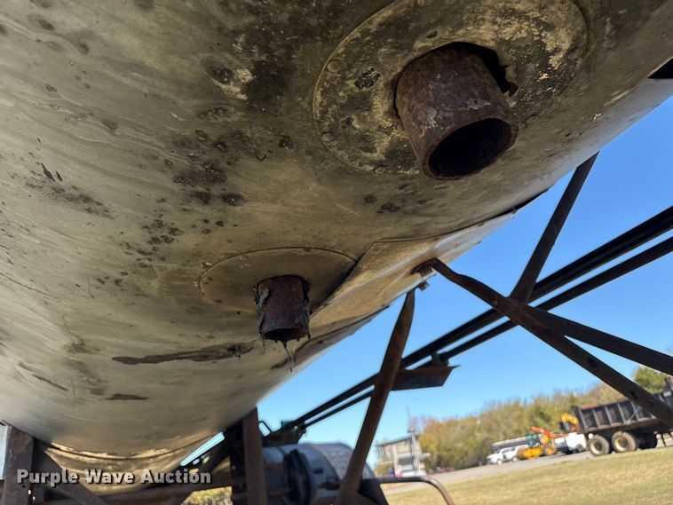 image for item DJ7932 1999 E.D. Etnyre & Co tank trailer