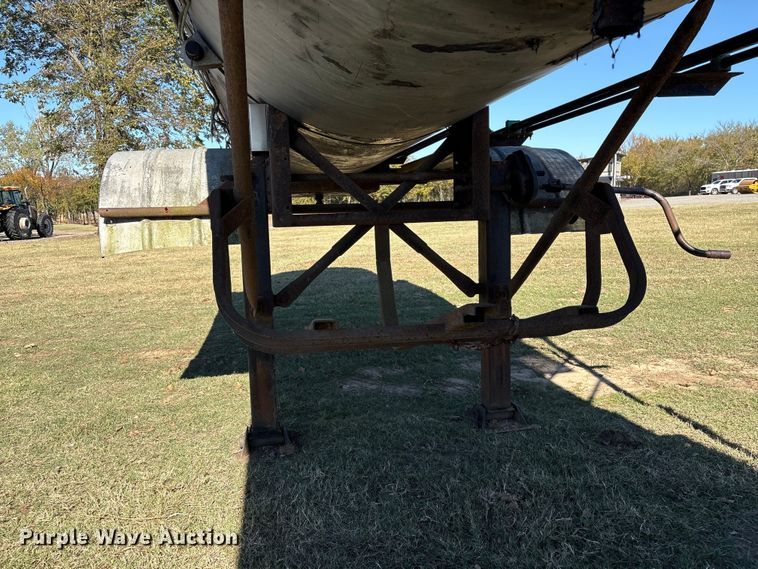 image for item DJ7932 1999 E.D. Etnyre & Co tank trailer