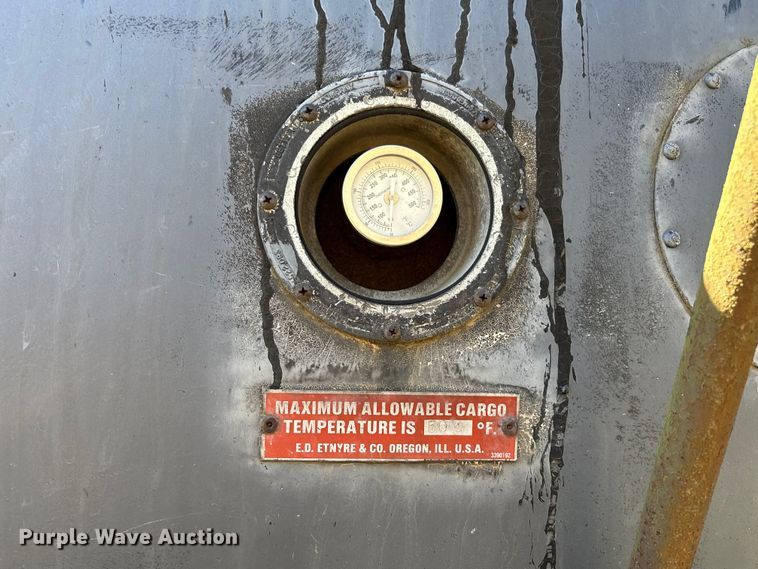 image for item DJ7932 1999 E.D. Etnyre & Co tank trailer