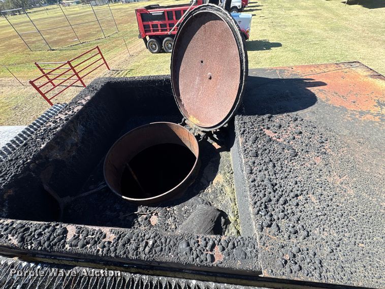 image for item DJ7932 1999 E.D. Etnyre & Co tank trailer