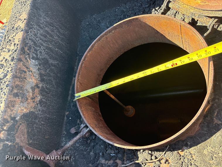 image for item DJ7932 1999 E.D. Etnyre & Co tank trailer