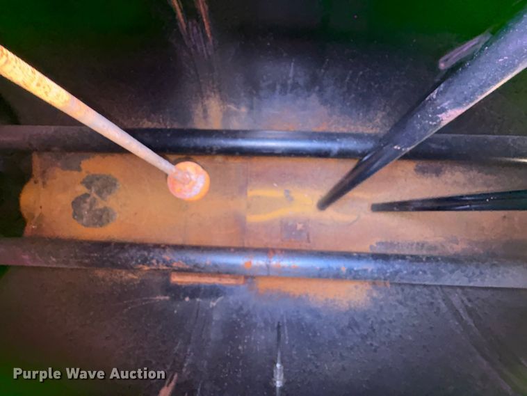 image for item DJ7932 1999 E.D. Etnyre & Co tank trailer