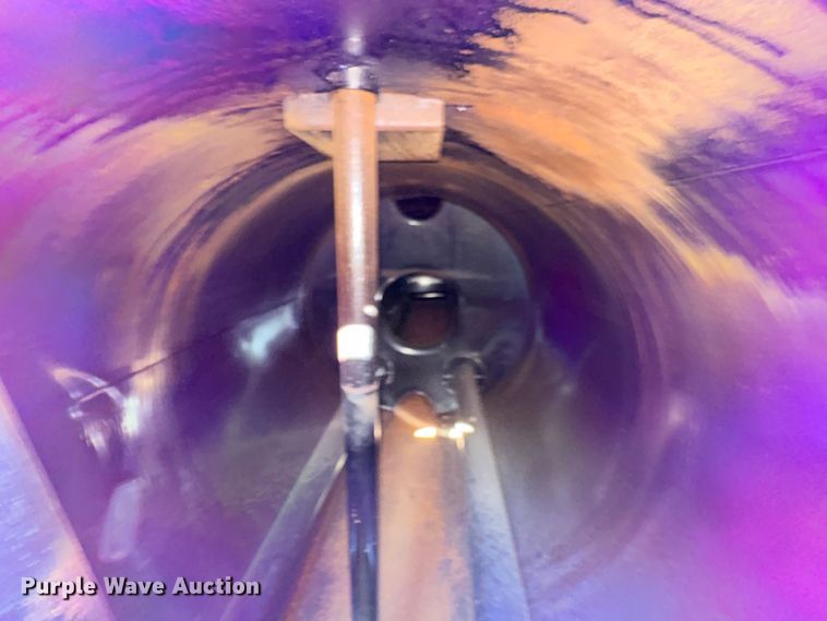 image for item DJ7932 1999 E.D. Etnyre & Co tank trailer