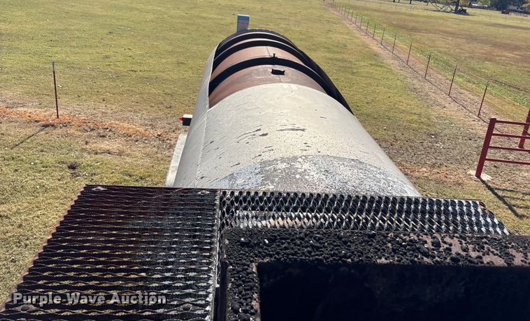 image for item DJ7932 1999 E.D. Etnyre & Co tank trailer