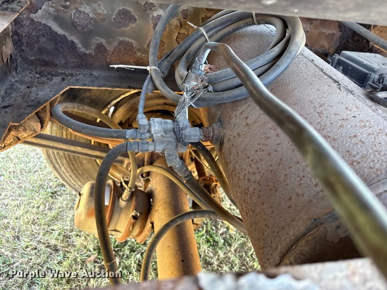 image for item DJ7932 1999 E.D. Etnyre & Co tank trailer