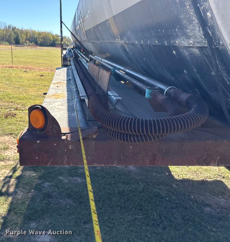 image for item DJ7932 1999 E.D. Etnyre & Co tank trailer