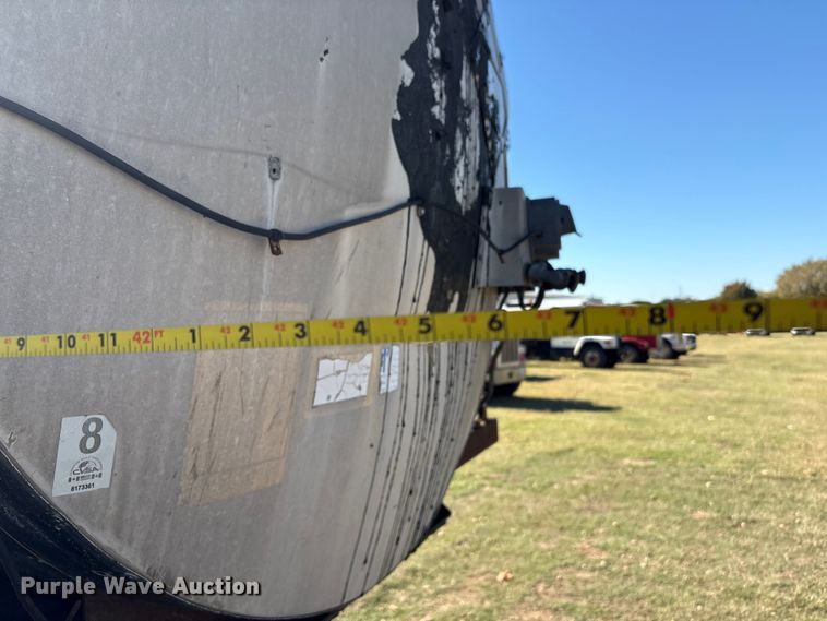 image for item DJ7932 1999 E.D. Etnyre & Co tank trailer