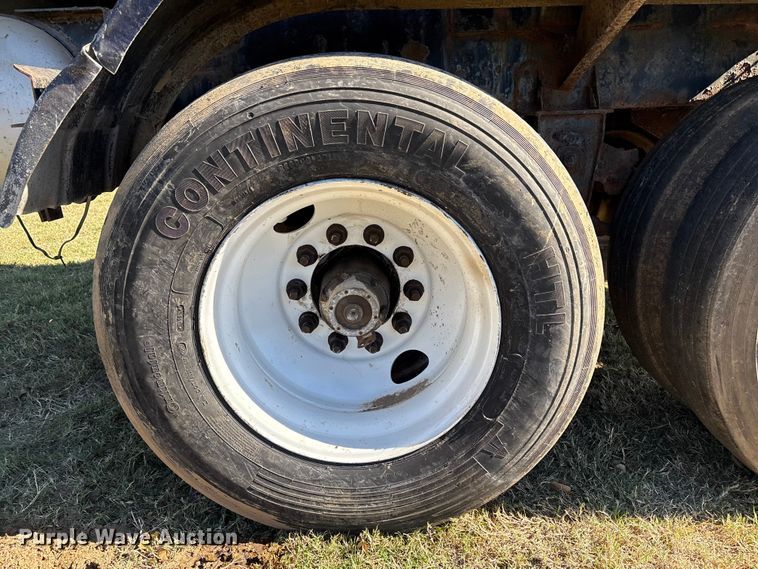 image for item DJ7932 1999 E.D. Etnyre & Co tank trailer