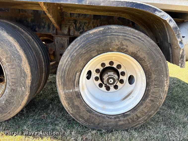 image for item DJ7932 1999 E.D. Etnyre & Co tank trailer