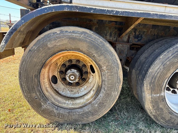 image for item DJ7932 1999 E.D. Etnyre & Co tank trailer