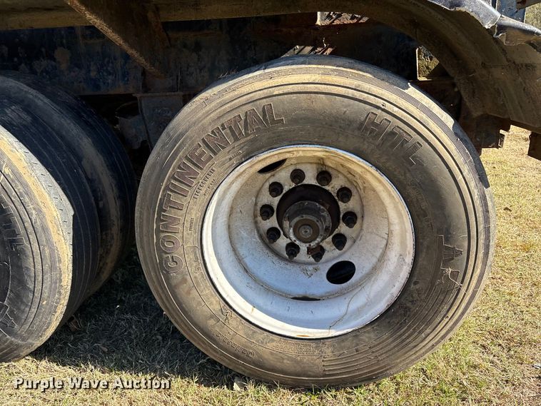 image for item DJ7932 1999 E.D. Etnyre & Co tank trailer