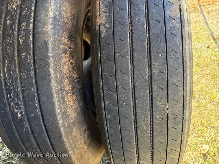 image for item DJ7932 1999 E.D. Etnyre & Co tank trailer