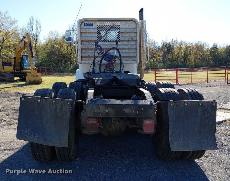 image for item DJ7935 2014 Peterbilt 365 semi truck