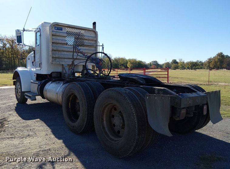 image for item DJ7935 2014 Peterbilt 365 semi truck