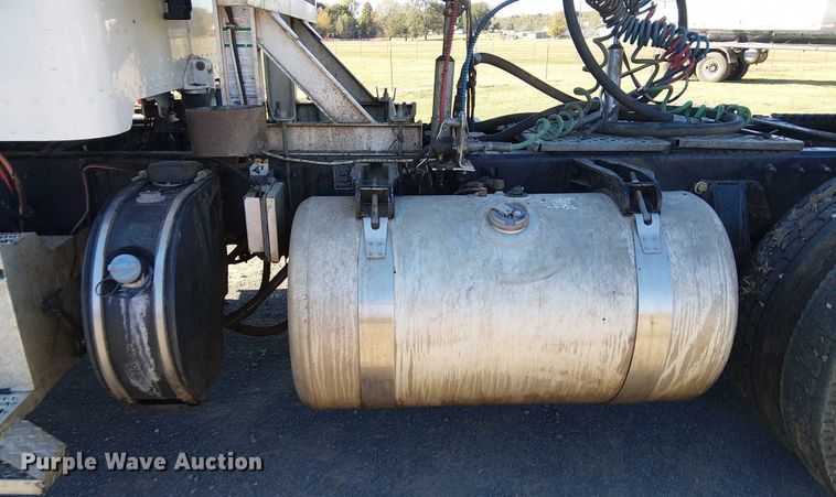 image for item DJ7935 2014 Peterbilt 365 semi truck