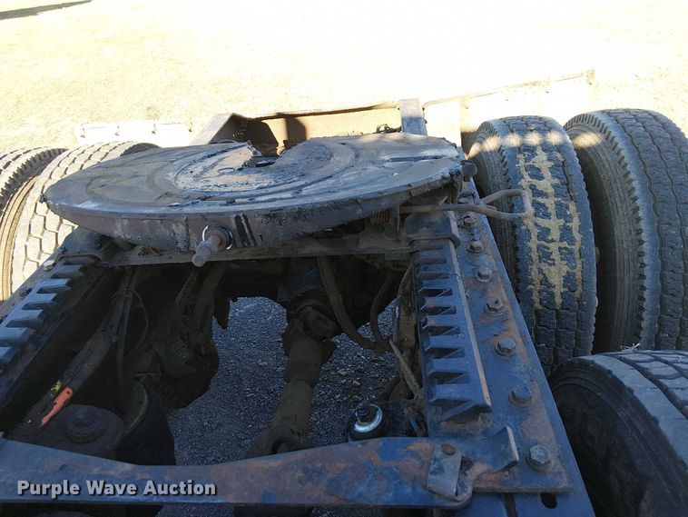 image for item DJ7935 2014 Peterbilt 365 semi truck