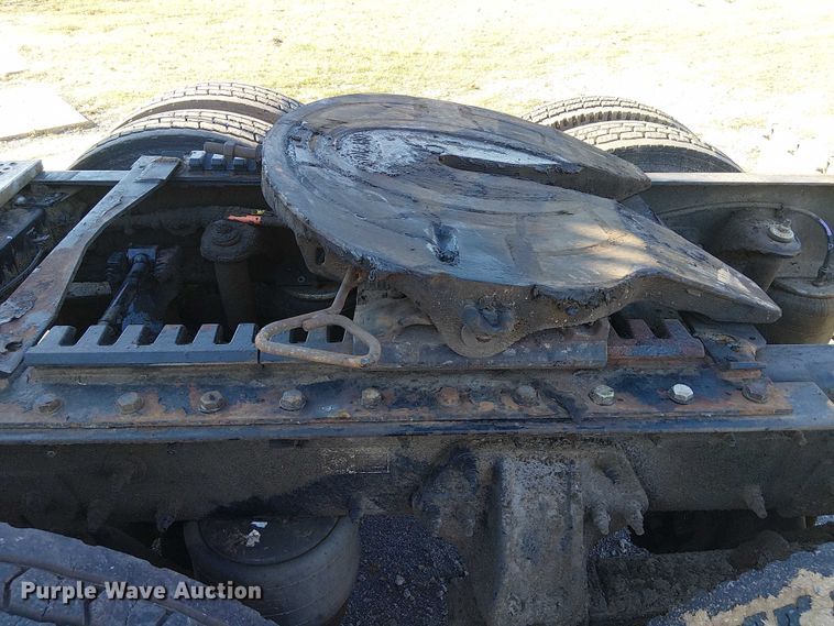 image for item DJ7935 2014 Peterbilt 365 semi truck