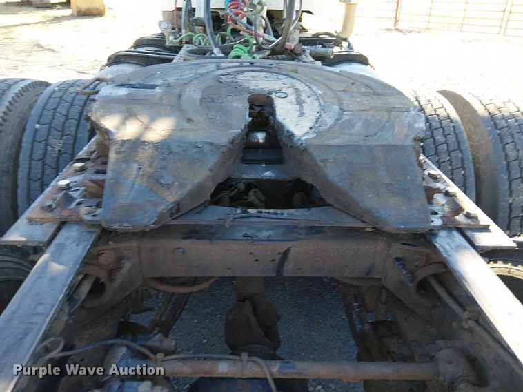 image for item DJ7935 2014 Peterbilt 365 semi truck