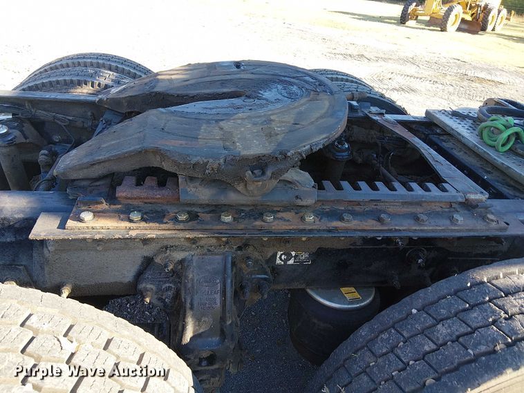 image for item DJ7935 2014 Peterbilt 365 semi truck