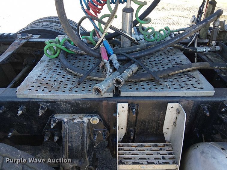 image for item DJ7935 2014 Peterbilt 365 semi truck