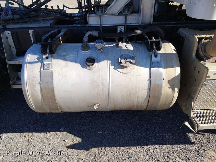 image for item DJ7935 2014 Peterbilt 365 semi truck