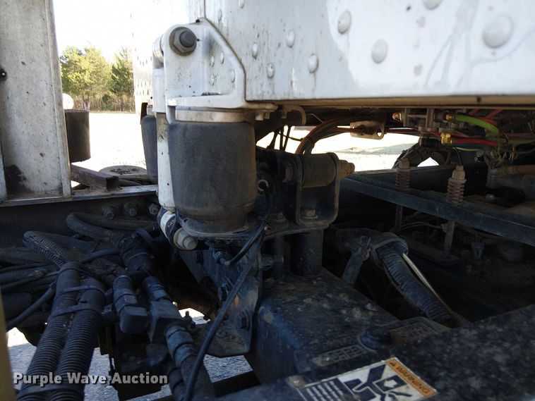 image for item DJ7935 2014 Peterbilt 365 semi truck