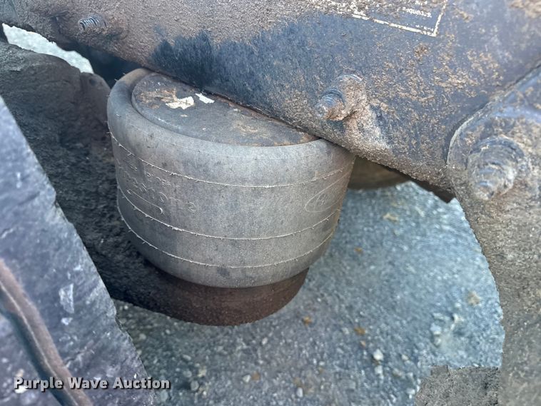 image for item DJ7935 2014 Peterbilt 365 semi truck