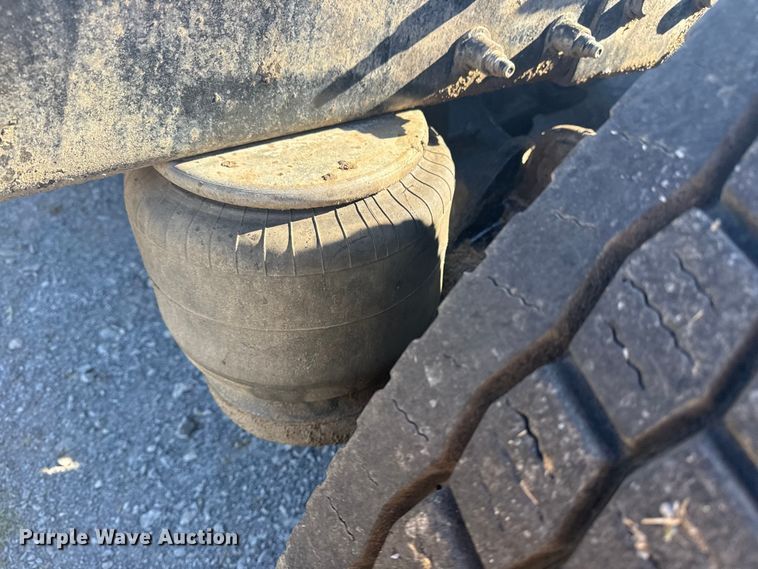 image for item DJ7935 2014 Peterbilt 365 semi truck