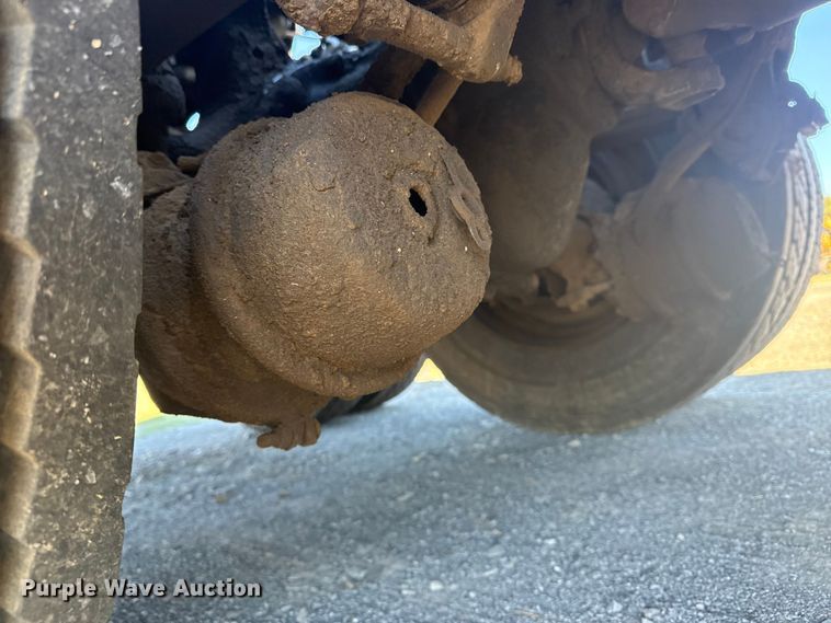 image for item DJ7935 2014 Peterbilt 365 semi truck