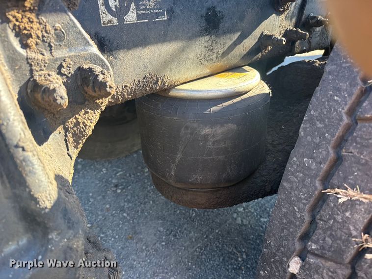 image for item DJ7935 2014 Peterbilt 365 semi truck