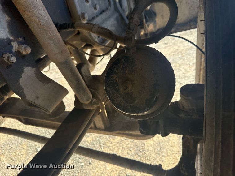 image for item DJ7935 2014 Peterbilt 365 semi truck