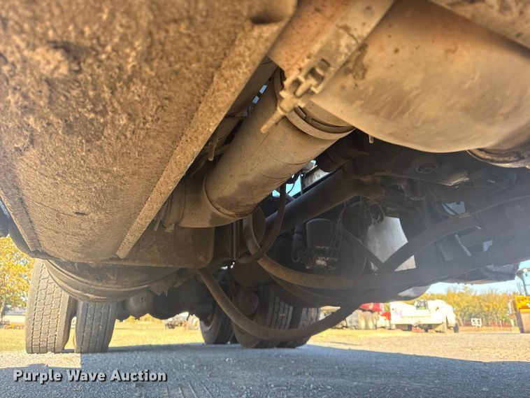 image for item DJ7935 2014 Peterbilt 365 semi truck