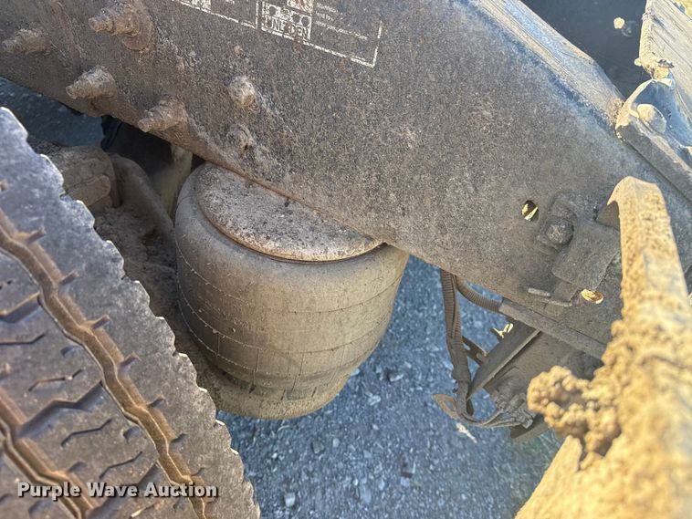 image for item DJ7935 2014 Peterbilt 365 semi truck