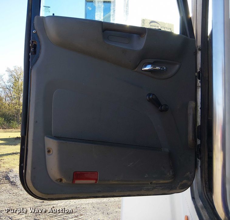 image for item DJ7935 2014 Peterbilt 365 semi truck