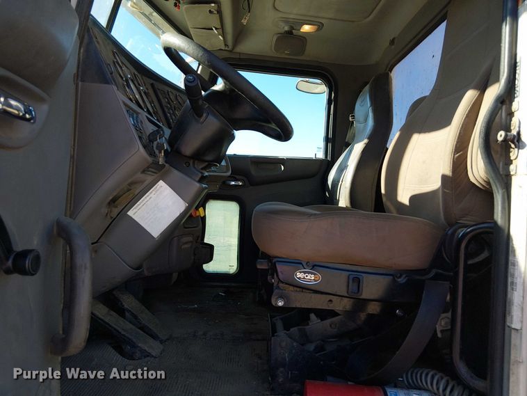 image for item DJ7935 2014 Peterbilt 365 semi truck