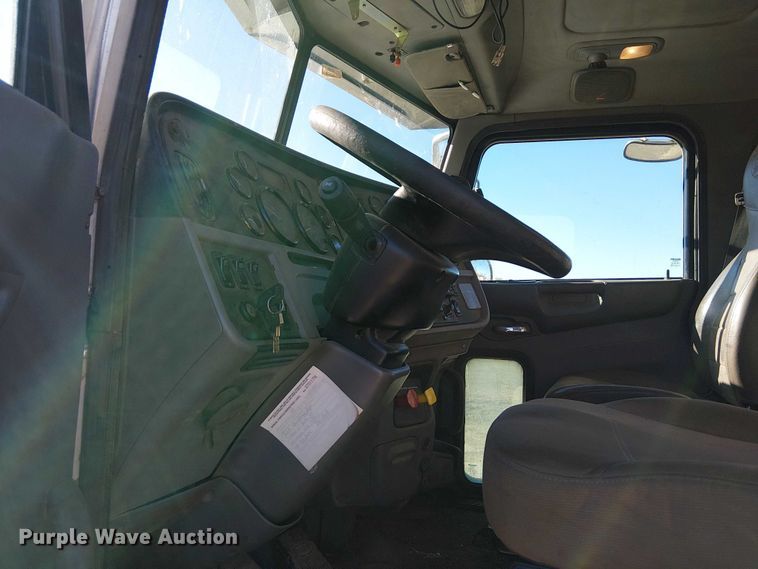 image for item DJ7935 2014 Peterbilt 365 semi truck