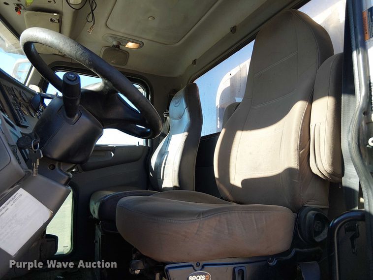 image for item DJ7935 2014 Peterbilt 365 semi truck