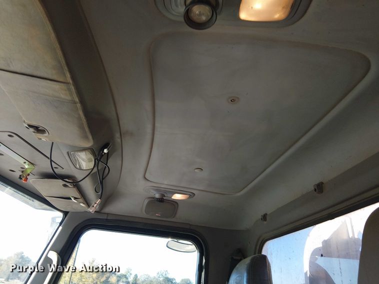 image for item DJ7935 2014 Peterbilt 365 semi truck