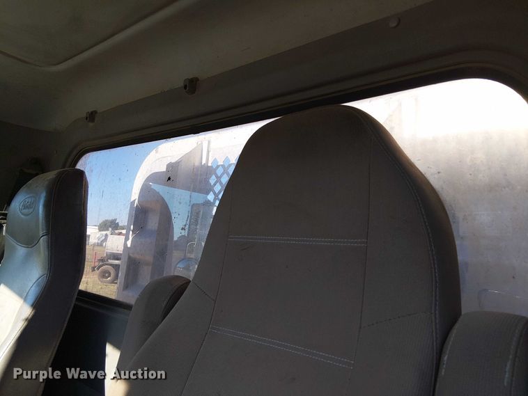 image for item DJ7935 2014 Peterbilt 365 semi truck