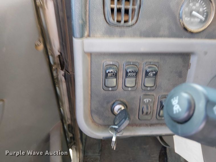 image for item DJ7935 2014 Peterbilt 365 semi truck