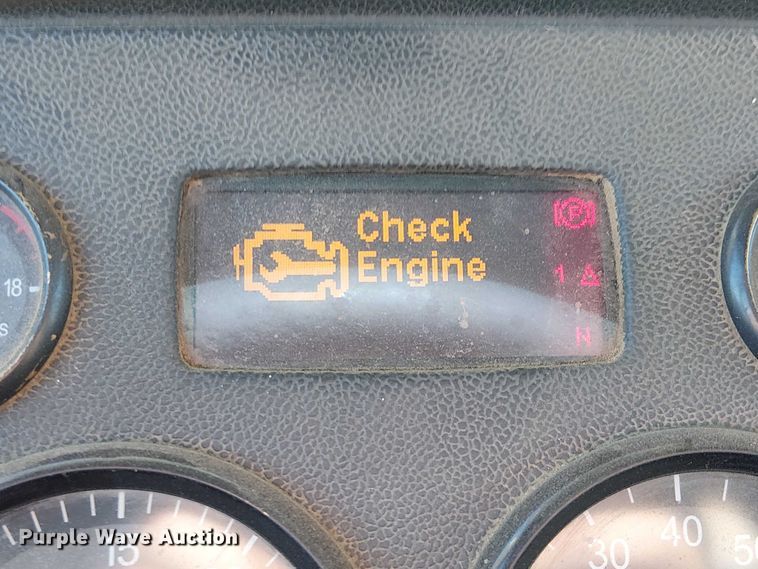 image for item DJ7935 2014 Peterbilt 365 semi truck