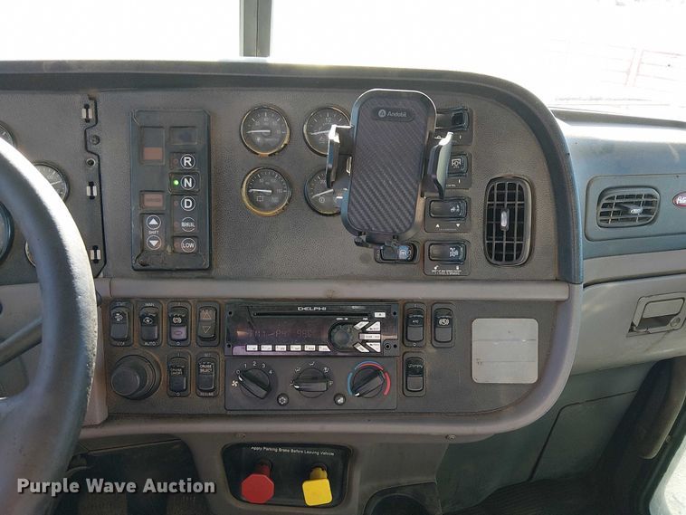 image for item DJ7935 2014 Peterbilt 365 semi truck