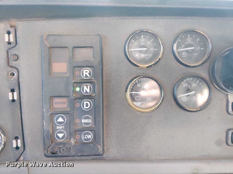 image for item DJ7935 2014 Peterbilt 365 semi truck