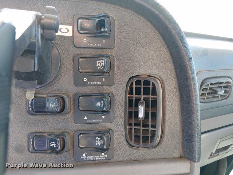 image for item DJ7935 2014 Peterbilt 365 semi truck