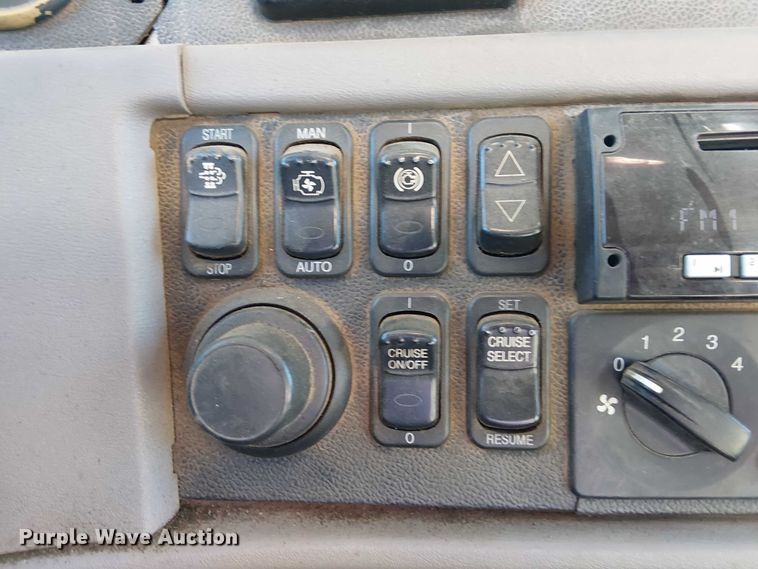 image for item DJ7935 2014 Peterbilt 365 semi truck